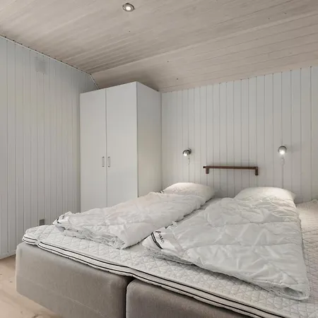 4 Bedroom Cozy In Holiday home *