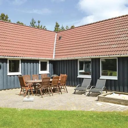 4 Bedroom Cozy In Holiday home